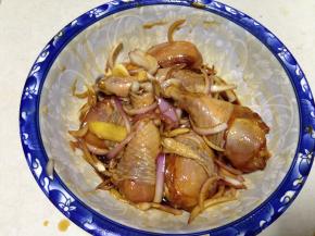 用手抓匀揉透腌制一晚。用小叉子再鸡腿的表面插些小孔这样更好入味