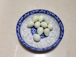 鹌鹑蛋煮熟去皮备用