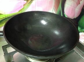 斯肯特铸铁炒锅先小火烧热，一定要烧热烧透，这样煎食物的时候才不会粘皮