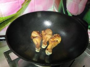 放入鸡腿煎至皮金黄，煎鸡腿可以去除鸡肉的腥味