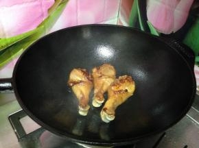 放入鸡腿煎至皮金黄，煎鸡腿可以去除鸡肉的腥味