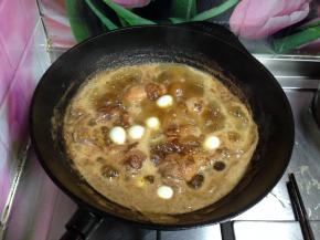 倒入鹌鹑蛋大火烧开，加盐转小火慢炖30分钟，铸铁锅受热均匀小火慢炖才入味