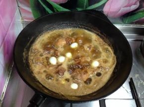 倒入鹌鹑蛋大火烧开，加盐转小火慢炖30分钟，铸铁锅受热均匀小火慢炖才入味