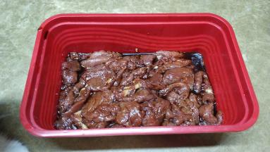 用姜汁、老抽、盐、水淀粉、蛋清、糖腌20分钟