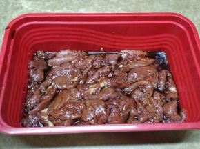 用姜汁、老抽、盐、水淀粉、蛋清、糖腌20分钟