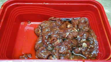 倒入油封着牛肉面