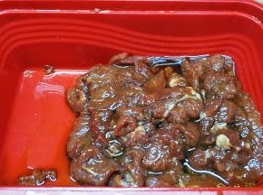 倒入油封着牛肉面