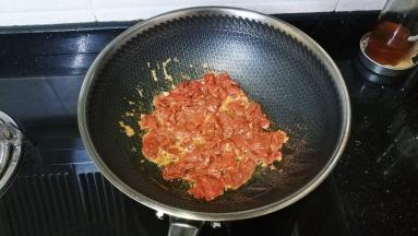 锅里热油放入牛肉片