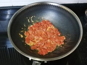 锅里热油放入牛肉片