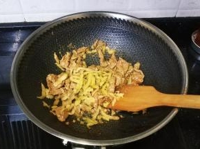 倒入榨菜丝