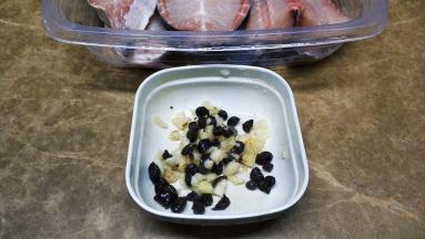 豆豉蒜切碎备用