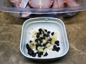 豆豉蒜切碎备用