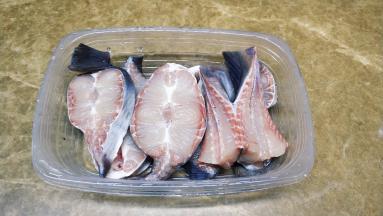 鸭嘴鱼切块用盐、姜丝腌制20分钟