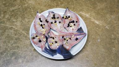 腌制好用水冲洗干净盐份，吸干水分码入碟子里，洒入豆豉蒜碎