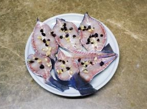 腌制好用水冲洗干净盐份，吸干水分码入碟子里，洒入豆豉蒜碎