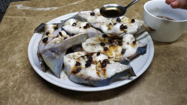 蒸好拿出淋入酱油和热油混合汁即可