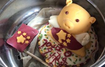 红旗平放，同金猪一起放入蒸锅，冷水上锅，上气后蒸20分钟，关火后焖1分钟即可