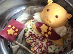 红旗平放，同金猪一起放入蒸锅，冷水上锅，上气后蒸20分钟，关火后焖1分钟即可