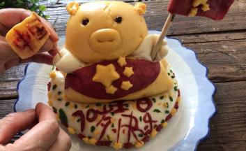 把黄旗也插在小金猪的另一只手上