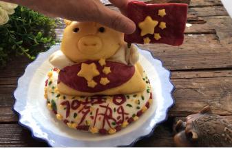 出锅后把国旗插在小金猪的手上