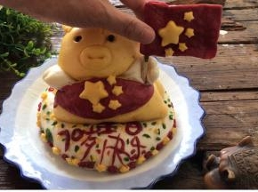 出锅后把国旗插在小金猪的手上