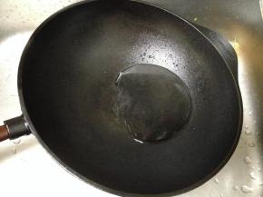 安利一个食用铸铁锅的小知识：斯肯特铸铁锅收到后要先开锅，首先要用温水把锅清洗干净，放在火上中火烧干锅内的水分。