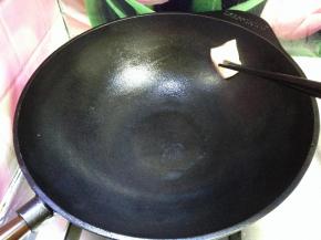 然后放入带皮的猪肥肉，用筷子夹着肥肉边加热边涂抹锅体，都要涂抹到。也可以用猪油或是食用油。个人感觉还是带皮的猪肥肉效果最好