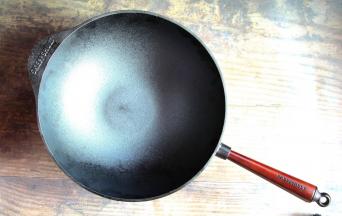 猪油全部划掉后，倒出锅内的猪油用热水冲一遍，再重复加热涂抹猪油的过程1次。然后让猪油再锅内停留一晚。然后用厨纸把锅体擦拭干净即可。再重复加热涂抹猪油的过程1-2次即可。铸铁锅平时的养护：平时炒锅用完洗净后，放火上把水分烧干，锅内不要存水，然后滴入几滴植物油抹匀即可，铸铁锅不可以煮酸性的食物，也不要让食物在锅内过夜。