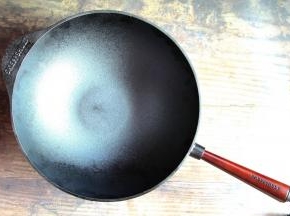 猪油全部划掉后，倒出锅内的猪油用热水冲一遍，再重复加热涂抹猪油的过程1次。然后让猪油再锅内停留一晚。然后用厨纸把锅体擦拭干净即可。再重复加热涂抹猪油的过程1-2次即可。铸铁锅平时的养护：平时炒锅用完洗净后，放火上把水分烧干，锅内不要存水，然后滴入几滴植物油抹匀即可，铸铁锅不可以煮酸性的食物，也不要让食物在锅内过夜。