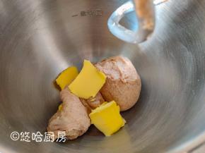 把主料中的材料，除黄油、盐外，全部放入搅拌缸中，先低速搅拌，再高速搅拌至面团光滑，放入黄油和盐继续搅拌。