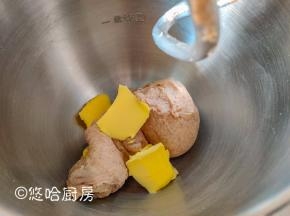 把主料中的材料，除黄油、盐外，全部放入搅拌缸中，先低速搅拌，再高速搅拌至面团光滑，放入黄油和盐继续搅拌。