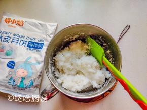 面团发酵的时候准备麻薯，冰皮月饼粉放入容器中，冲入沸水，边冲边用筷子搅拌，稍微放凉待用。
