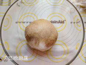 面团收圆在容器中，盖保鲜膜室温下发酵一个半小时。