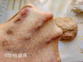 低速搅拌至黄油被面团吸收，再高速搅拌至面团能拉出手套膜为止。