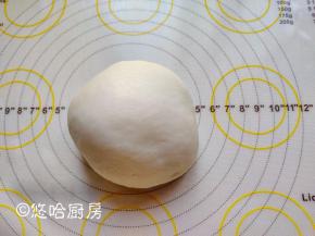 放凉的麻薯移到案板上，戴一次性手套将麻薯揉光滑的状态，保鲜膜包好待用。