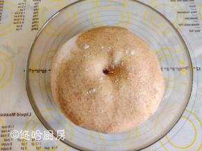 发酵到位的面团，用手指沾面粉戳洞，面团不会缩不塌陷就好了。