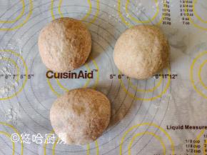 发酵后的面团均等的分成3份，滚圆后盖保鲜膜醒发15分钟左右。