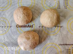 发酵后的面团均等的分成3份，滚圆后盖保鲜膜醒发15分钟左右。
