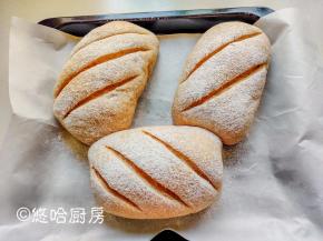 大约一小时面团发酵到位，在面团上筛面粉、划口子。