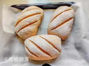 大约一小时面团发酵到位，在面团上筛面粉、划口子。