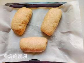 面团自上至下卷起，全部做好的面团摆放在烤盘中。烤盘放入烤箱中，下面放一碗热水进行二次发酵。切记，不开烤箱哦。