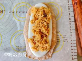 在麻薯上铺一层葡萄干，再铺一层肉松。