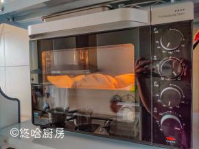 烤箱以上火190度、下火170度预热，预热到位后烤盘放入中下层，烘烤25分钟左右。