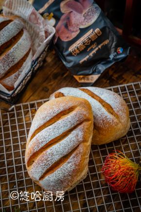 取出烘烤的面包，放凉后切片食用，直接抱着啃也无妨。