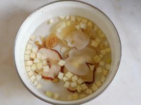 雪梨片、海底椰片、南杏仁、玉竹、苹果干提前用水洗净浸泡十分钟。