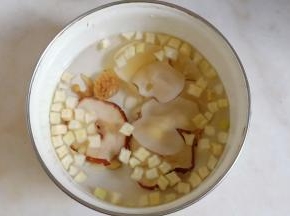雪梨片、海底椰片、南杏仁、玉竹、苹果干提前用水洗净浸泡十分钟。
