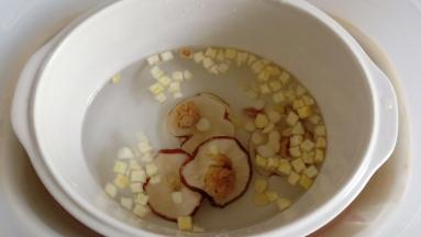 电炖锅内放600毫升清水，加入浸泡好的食材。