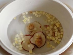 电炖锅内放600毫升清水，加入浸泡好的食材。