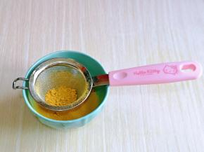 首先将南瓜粉过细筛。