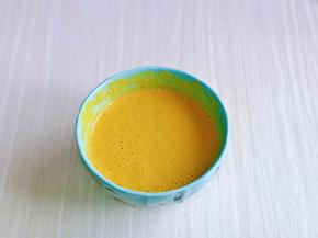 之后，加入酵母粉，牛奶，搅拌均匀。